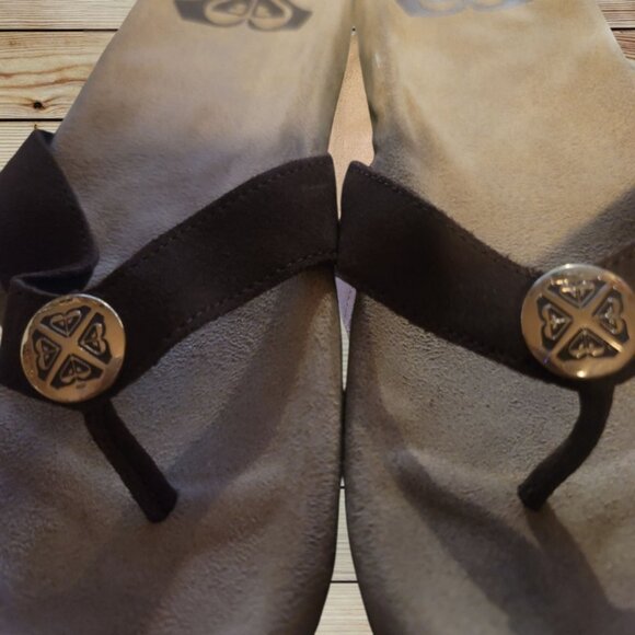ROXY - SIZE 8 - Leather and Microsuede - Flip Flops - Gold ROXY Logo Medallion - Picture 4 of 5